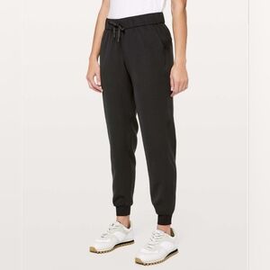 Lululemon Athletica On The Fly Luxtreme Stretch Joggers, 8. Black.